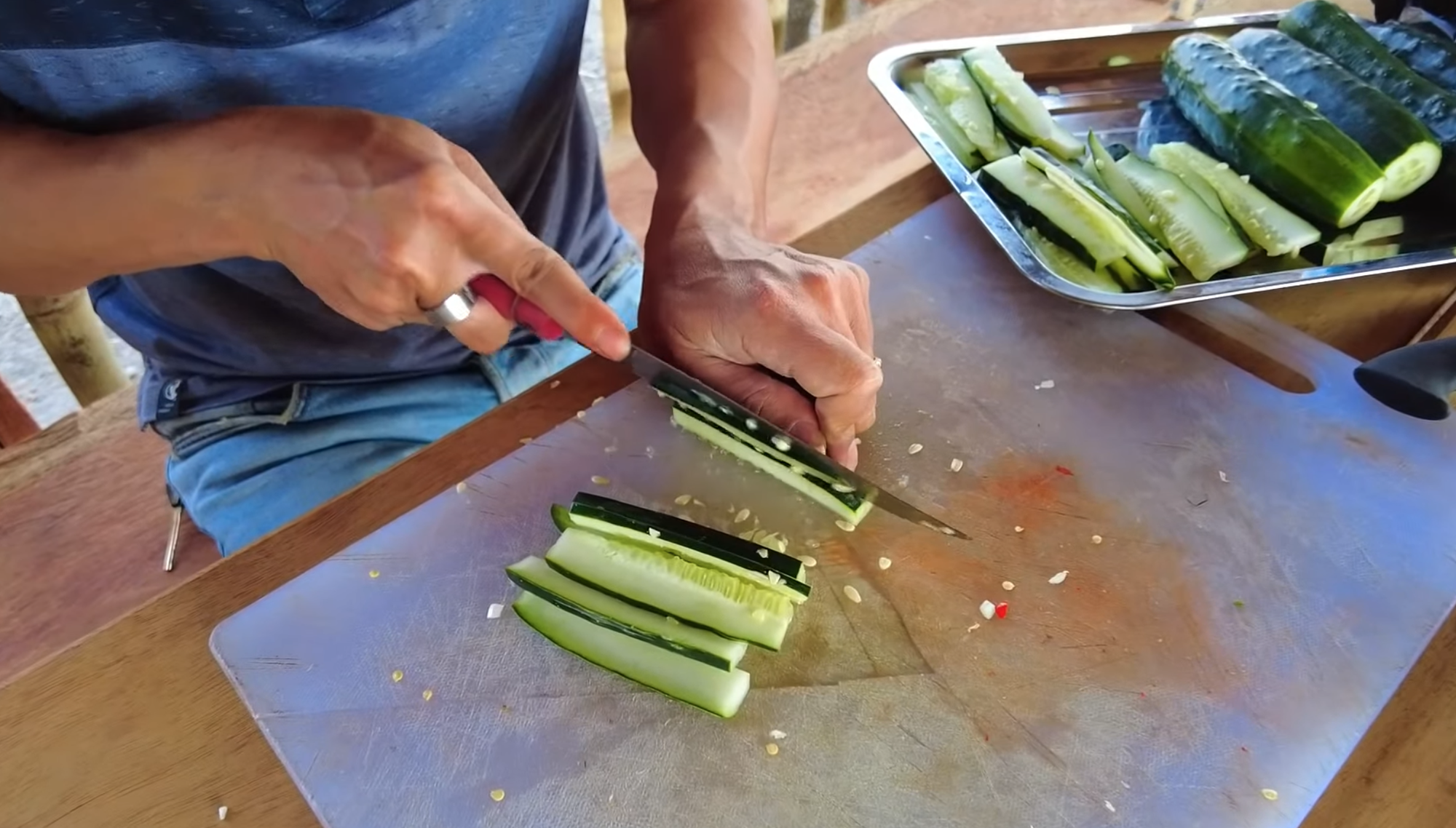 Làm bánh mì trứng đãi anh em châu Phi nhưng không ai muốn ăn thêm, biết lý do người đàn ông Việt nghẹn cổ - Ảnh 5