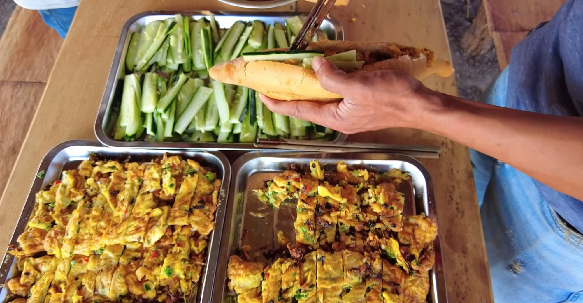 Làm bánh mì trứng đãi anh em châu Phi nhưng không ai muốn ăn thêm, biết lý do người đàn ông Việt nghẹn cổ - Ảnh 6
