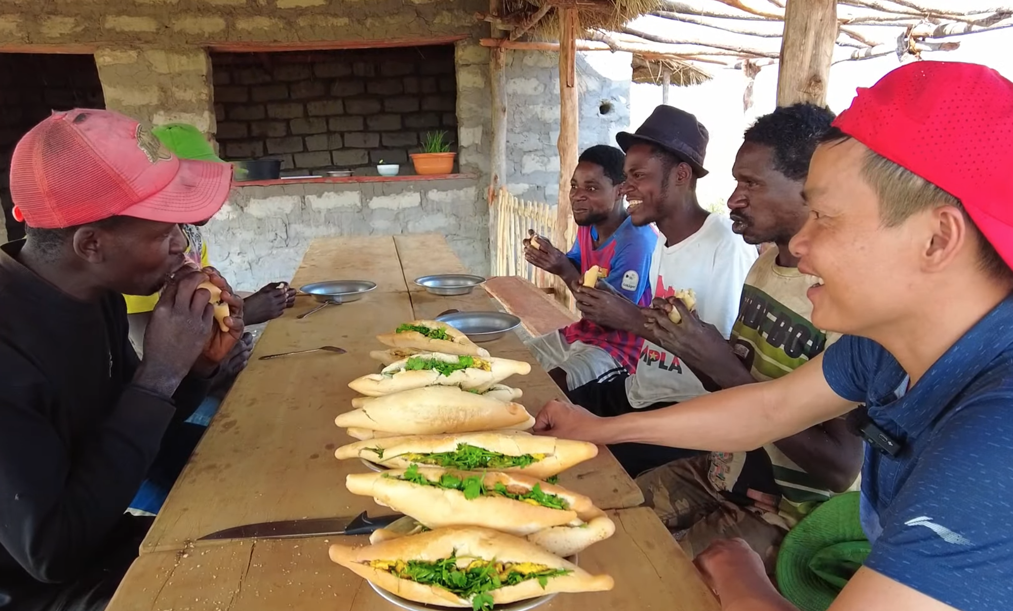 Làm bánh mì trứng đãi anh em châu Phi nhưng không ai muốn ăn thêm, biết lý do người đàn ông Việt nghẹn cổ - Ảnh 11