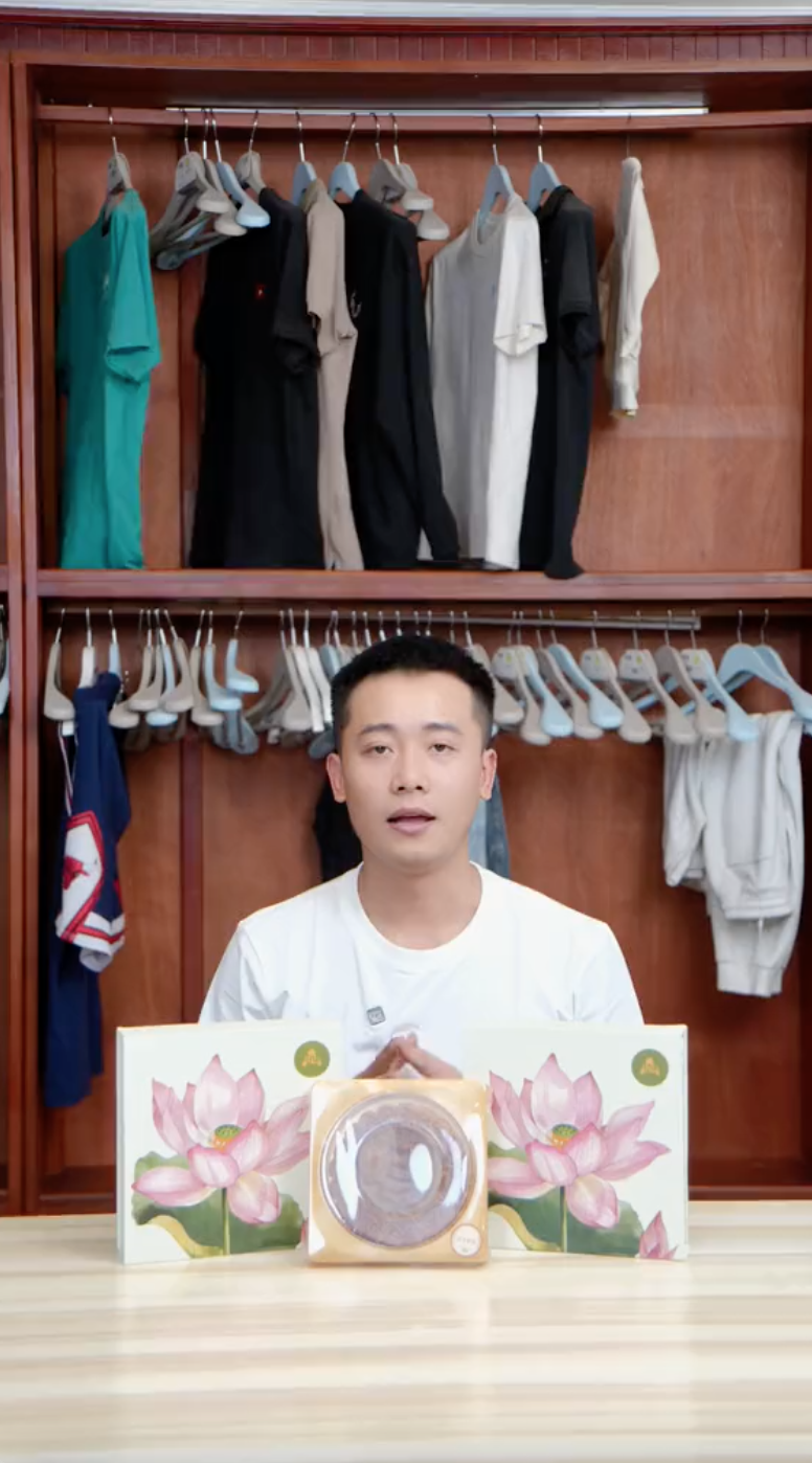 Khó mua hơn cả táo đỏ Hằng Du Mục, sản phẩm này của Quang Linh Vlogs đang khiến dân tình "chao đảo" - Ảnh 1