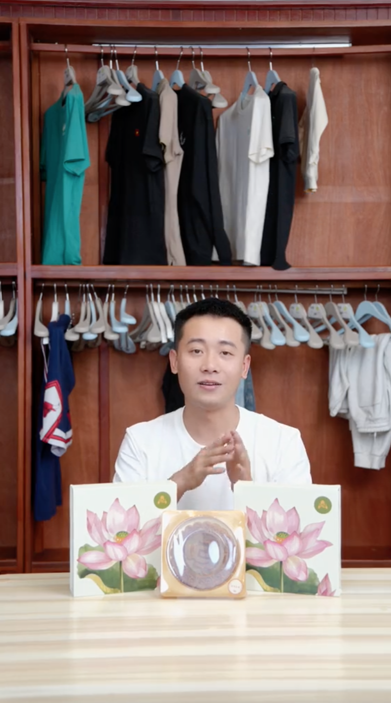 Khó mua hơn cả táo đỏ Hằng Du Mục, sản phẩm này của Quang Linh Vlogs đang khiến dân tình "chao đảo" - Ảnh 2