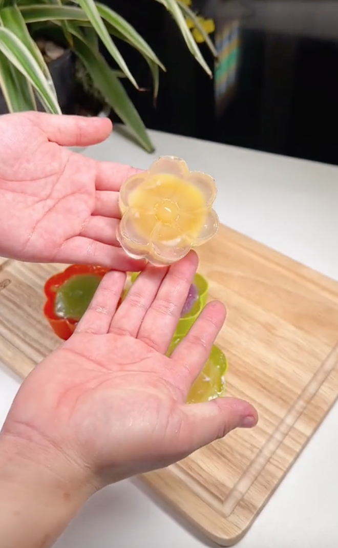 Lồng đèn LABUBU và bánh Trung thu trong veo: "Combo" đang trở thành trend gây sốt - Ảnh 6