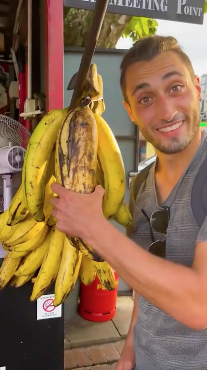 Quả chuối "đột biến" nặng 6kg, 4 người mới ăn hết: Nhìn thân cây càng "sốc" hơn nữa! - Ảnh 1