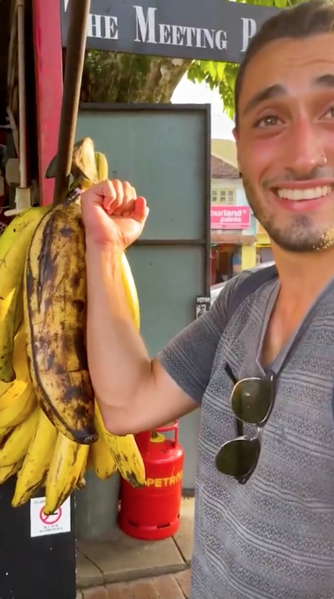 Quả chuối "đột biến" nặng 6kg, 4 người mới ăn hết: Nhìn thân cây càng "sốc" hơn nữa! - Ảnh 2