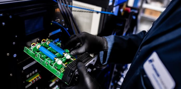 Mỹ trình làng pin xe điện sạc siêu nhanh đấu với Trung Quốc: Mật độ pin 300 Wh/kg, sạc đầy bình chỉ 10 phút - Ảnh 1