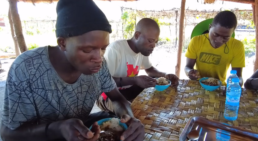 Món bún giả cầy Việt Nam xuất hiện ở châu Phi, người dân ăn liền ba bát rồi nói một câu bất ngờ - Ảnh 6