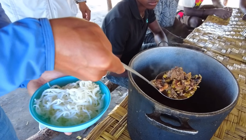 Món bún giả cầy Việt Nam xuất hiện ở châu Phi, người dân ăn liền ba bát rồi nói một câu bất ngờ - Ảnh 4