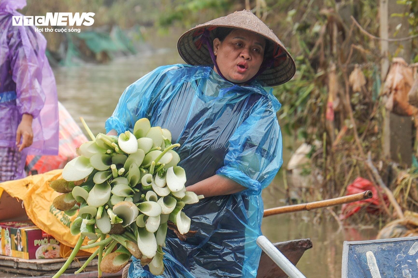 Nước lũ dâng cao, nông dân bãi giữa sông Hồng chèo thuyền mang nông sản đi bán - Ảnh 5
