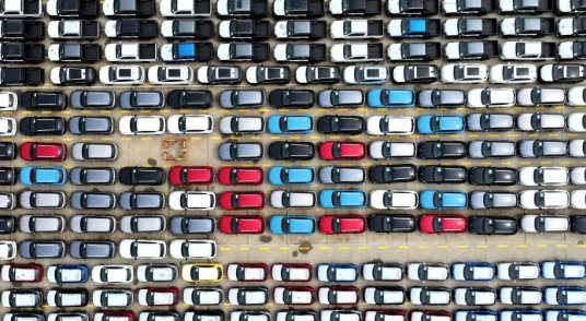 Trung Quốc đã tung 'nước cờ' đầu tiên đáp trả thuế ô tô điện của châu Âu - Ảnh 1