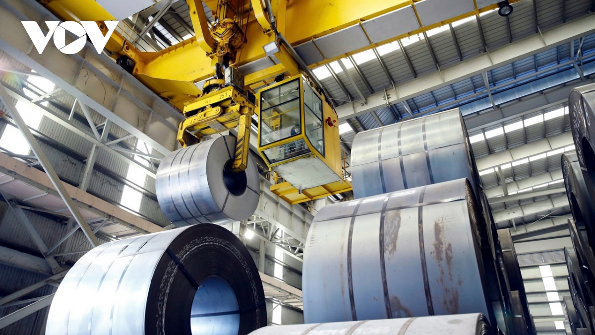 Sản xuất thép cuộn cán nóng Việt Nam lao đao trước “sóng gió kép” - Ảnh 1