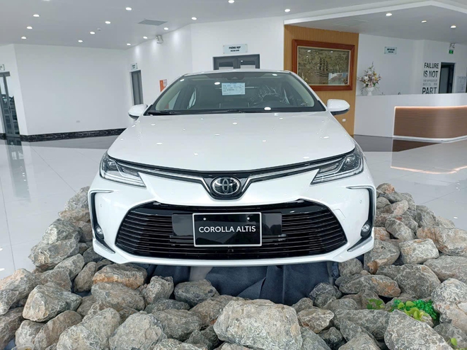 Toyota Corolla Altis giảm tới 80 triệu tại đại lý: Sản xuất 2023, bản giữa thấp hơn Civic tiêu chuẩn - Ảnh 2