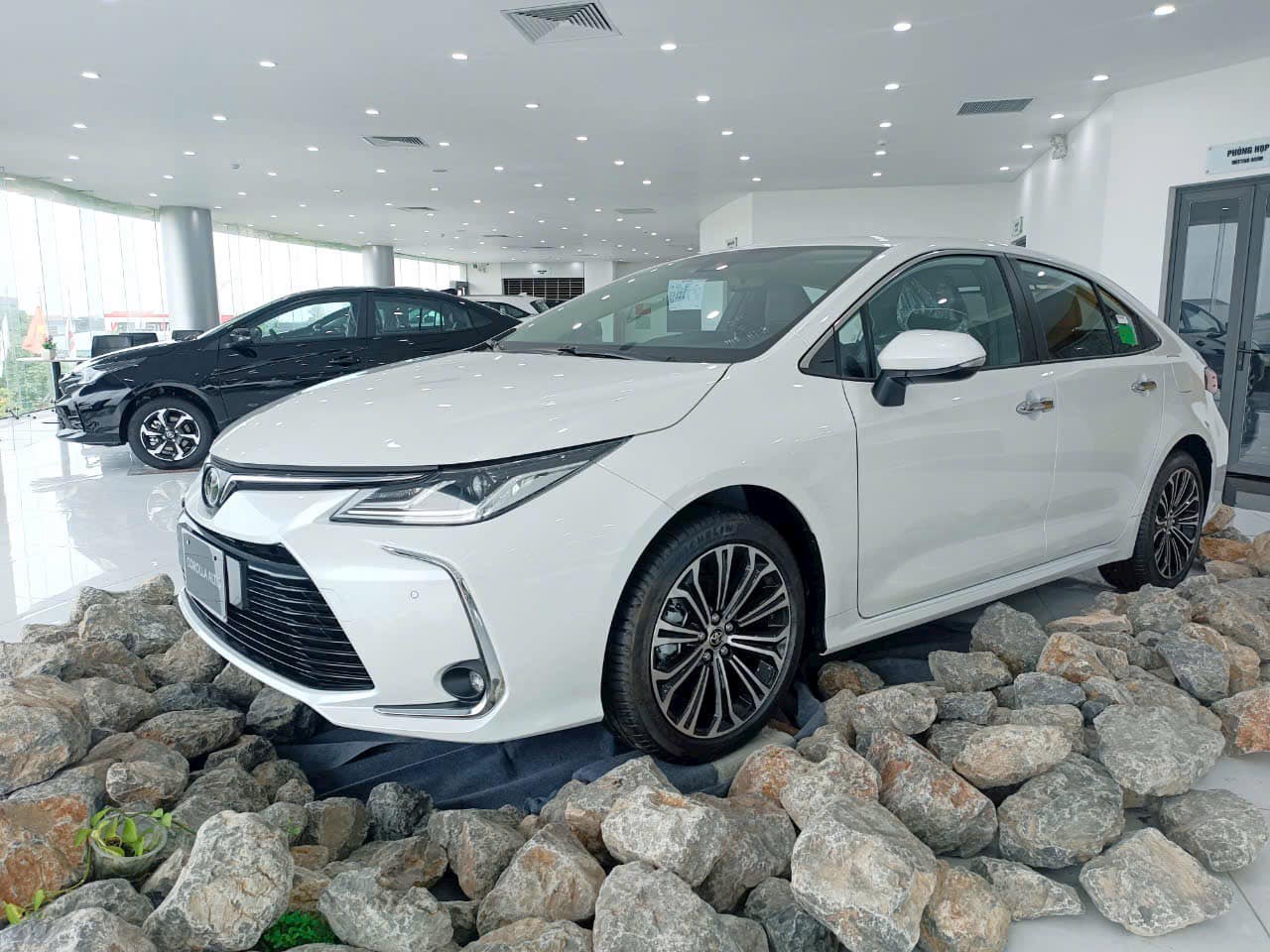 Toyota Corolla Altis giảm tới 80 triệu tại đại lý: Sản xuất 2023, bản giữa thấp hơn Civic tiêu chuẩn - Ảnh 1