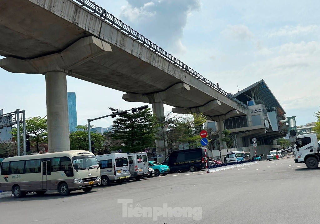 Bãi xe lậu 'bủa vây' 8 ga tàu điện Nhổn - ga Hà Nội - Ảnh 1