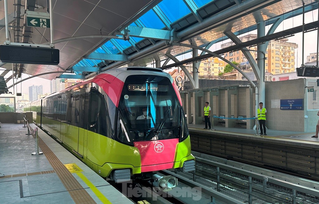 Rất đông người dân trải nghiệm tàu Nhổn - ga Hà Nội trong ngày đầu vận hành - Ảnh 1