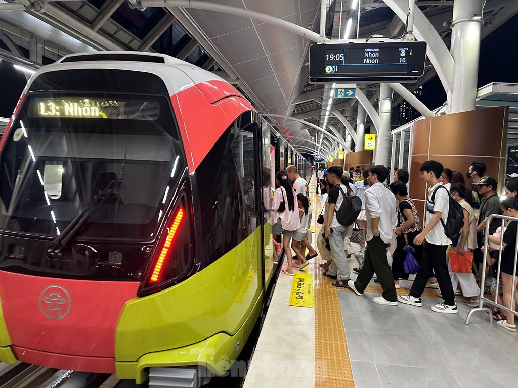 Bãi xe lậu 'bủa vây' 8 ga tàu điện Nhổn - ga Hà Nội - Ảnh 9