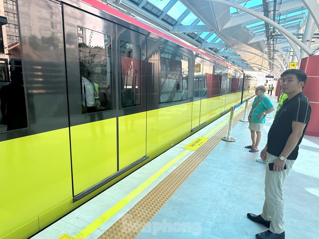 Rất đông người dân trải nghiệm tàu Nhổn - ga Hà Nội trong ngày đầu vận hành - Ảnh 2