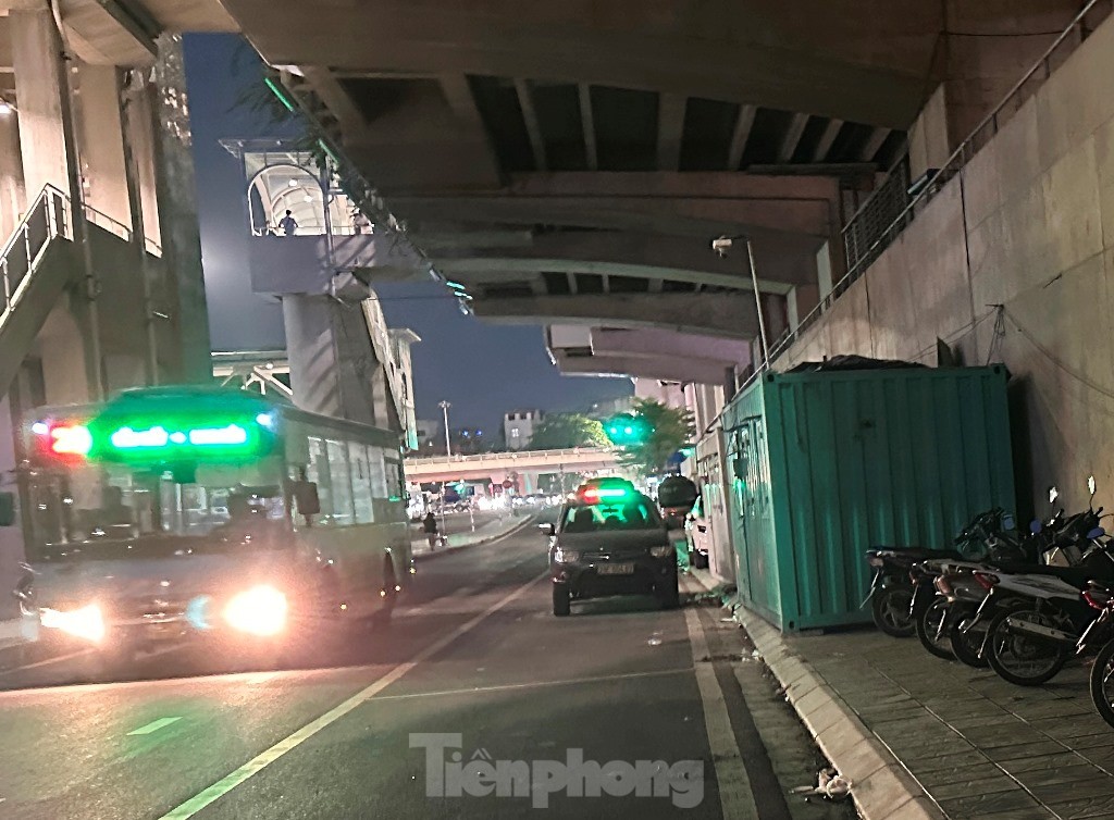 Bãi xe lậu 'bủa vây' 8 ga tàu điện Nhổn - ga Hà Nội - Ảnh 2