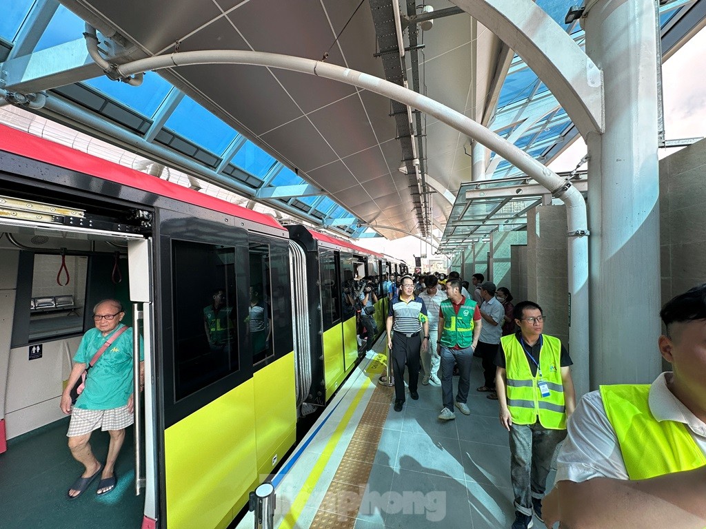 Rất đông người dân trải nghiệm tàu Nhổn - ga Hà Nội trong ngày đầu vận hành - Ảnh 3