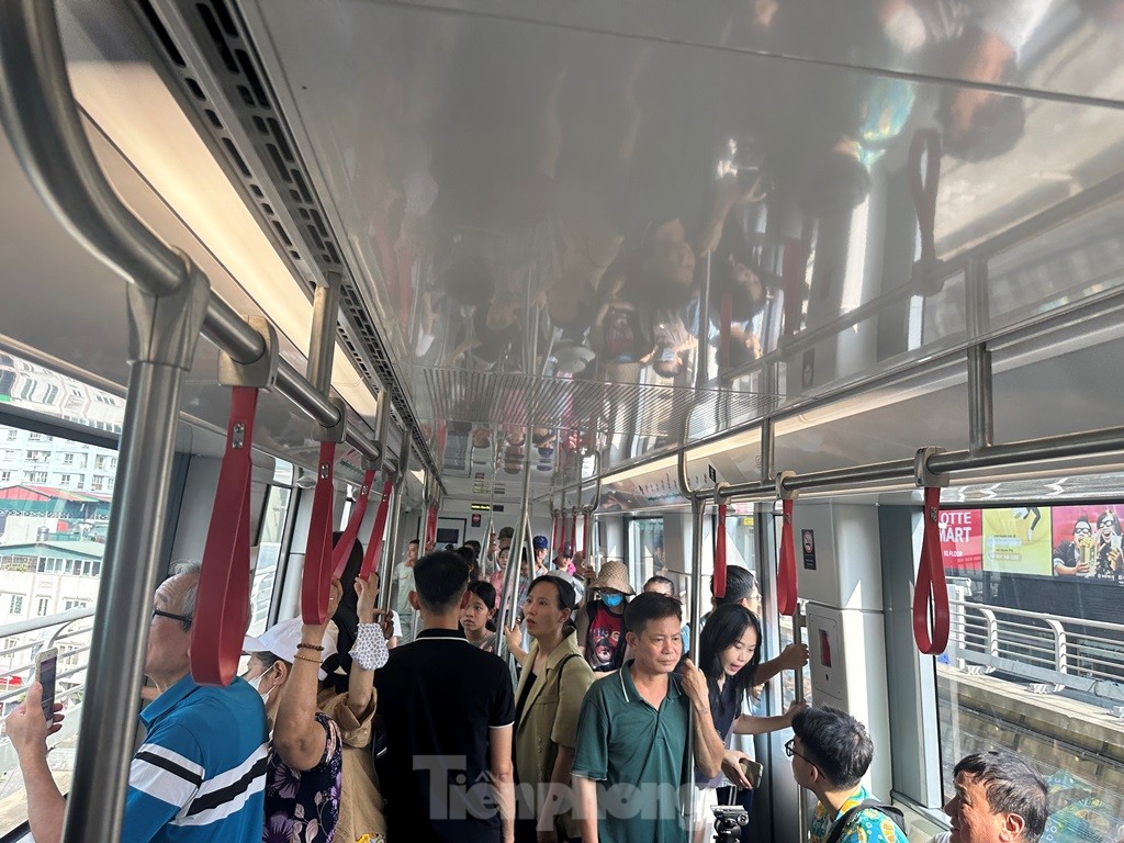 Rất đông người dân trải nghiệm tàu Nhổn - ga Hà Nội trong ngày đầu vận hành - Ảnh 4