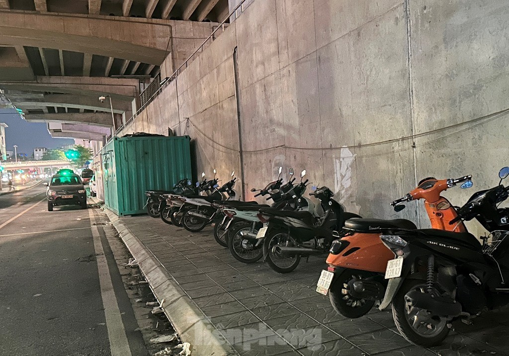 Bãi xe lậu 'bủa vây' 8 ga tàu điện Nhổn - ga Hà Nội - Ảnh 3