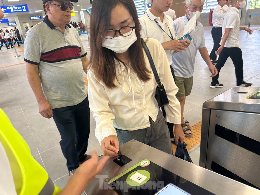 Rất đông người dân trải nghiệm tàu Nhổn - ga Hà Nội trong ngày đầu vận hành - Ảnh 5