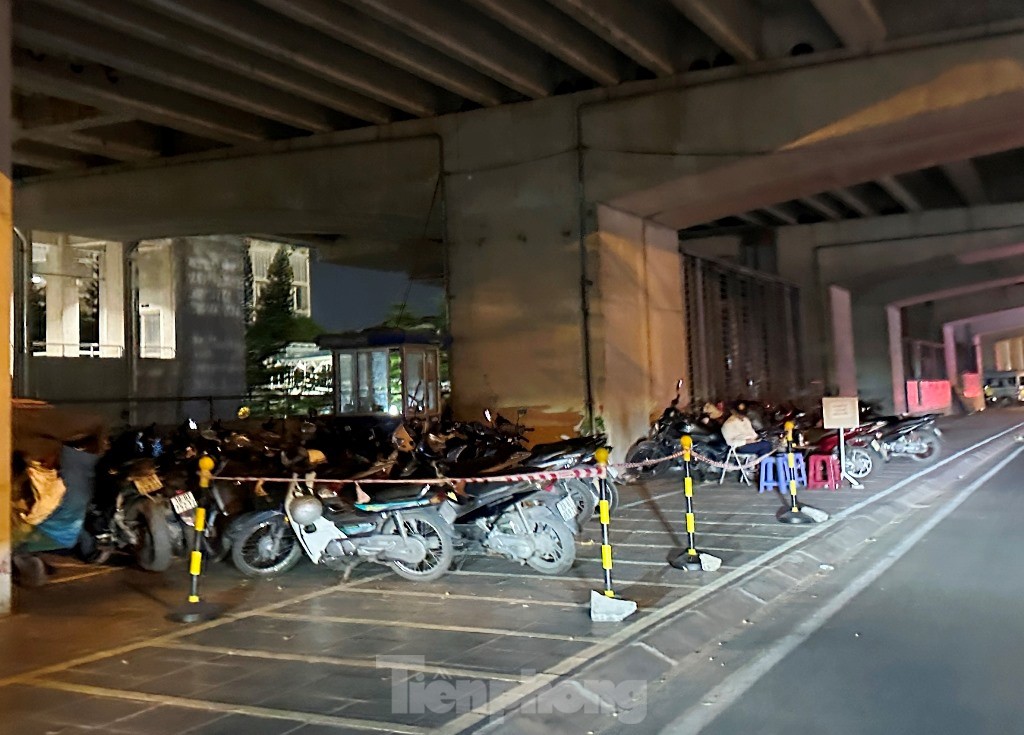 Bãi xe lậu 'bủa vây' 8 ga tàu điện Nhổn - ga Hà Nội - Ảnh 4