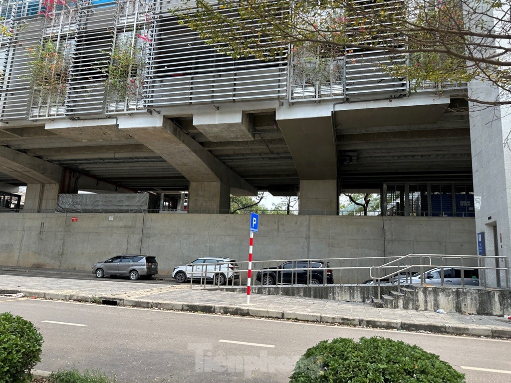 Bãi xe lậu 'bủa vây' 8 ga tàu điện Nhổn - ga Hà Nội - Ảnh 6