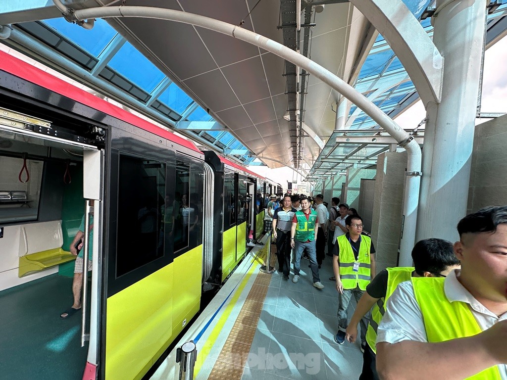 Rất đông người dân trải nghiệm tàu Nhổn - ga Hà Nội trong ngày đầu vận hành - Ảnh 7