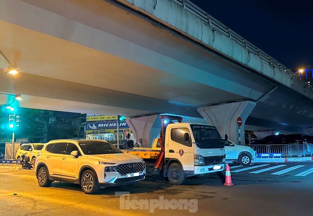 Bãi xe lậu 'bủa vây' 8 ga tàu điện Nhổn - ga Hà Nội - Ảnh 8