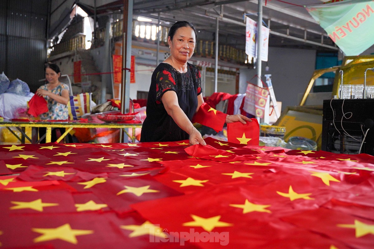 Làng nghề chuyên may, thêu cờ Tổ quốc tất bật trước ngày Quốc khánh 2/9 - Ảnh 16