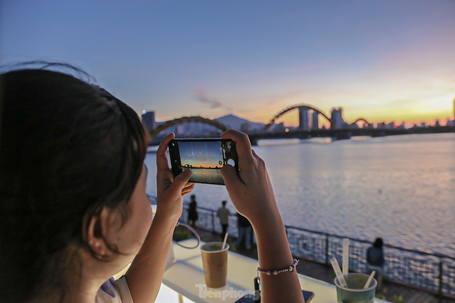 Đi xếp hàng uống cà phê từ 4 giờ sáng ở Đà Nẵng - Ảnh 12