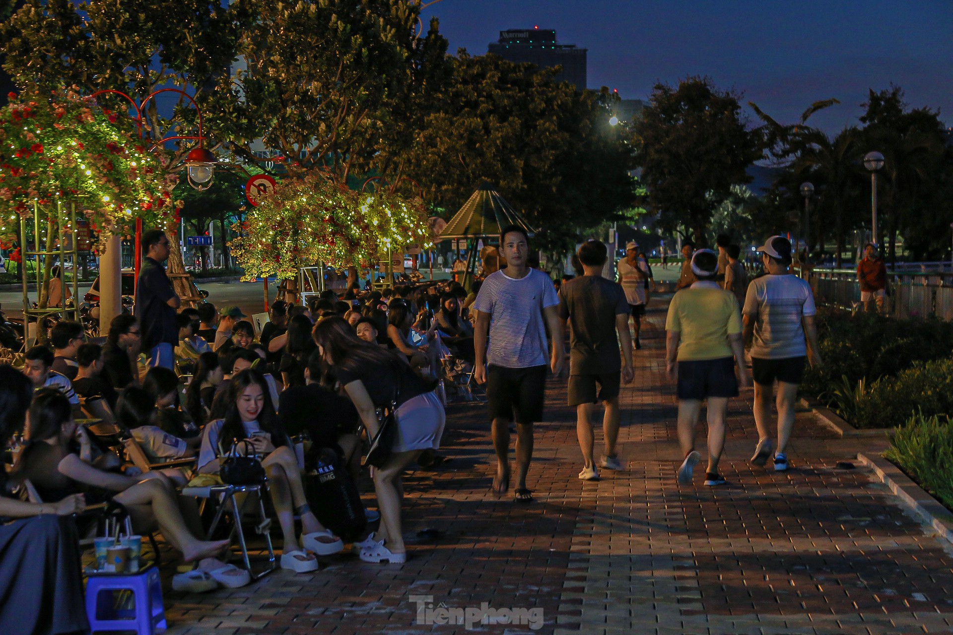 Đi xếp hàng uống cà phê từ 4 giờ sáng ở Đà Nẵng - Ảnh 1