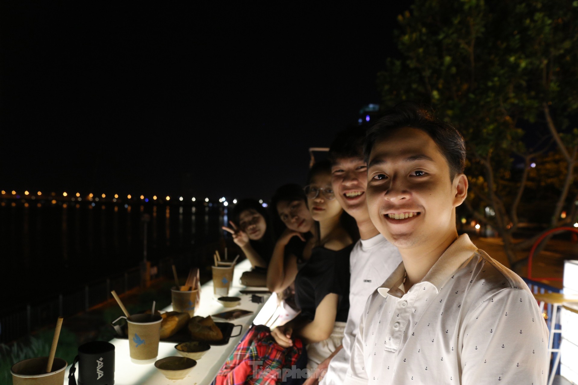 Đi xếp hàng uống cà phê từ 4 giờ sáng ở Đà Nẵng - Ảnh 2