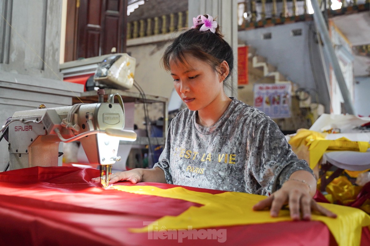 Làng nghề chuyên may, thêu cờ Tổ quốc tất bật trước ngày Quốc khánh 2/9 - Ảnh 11