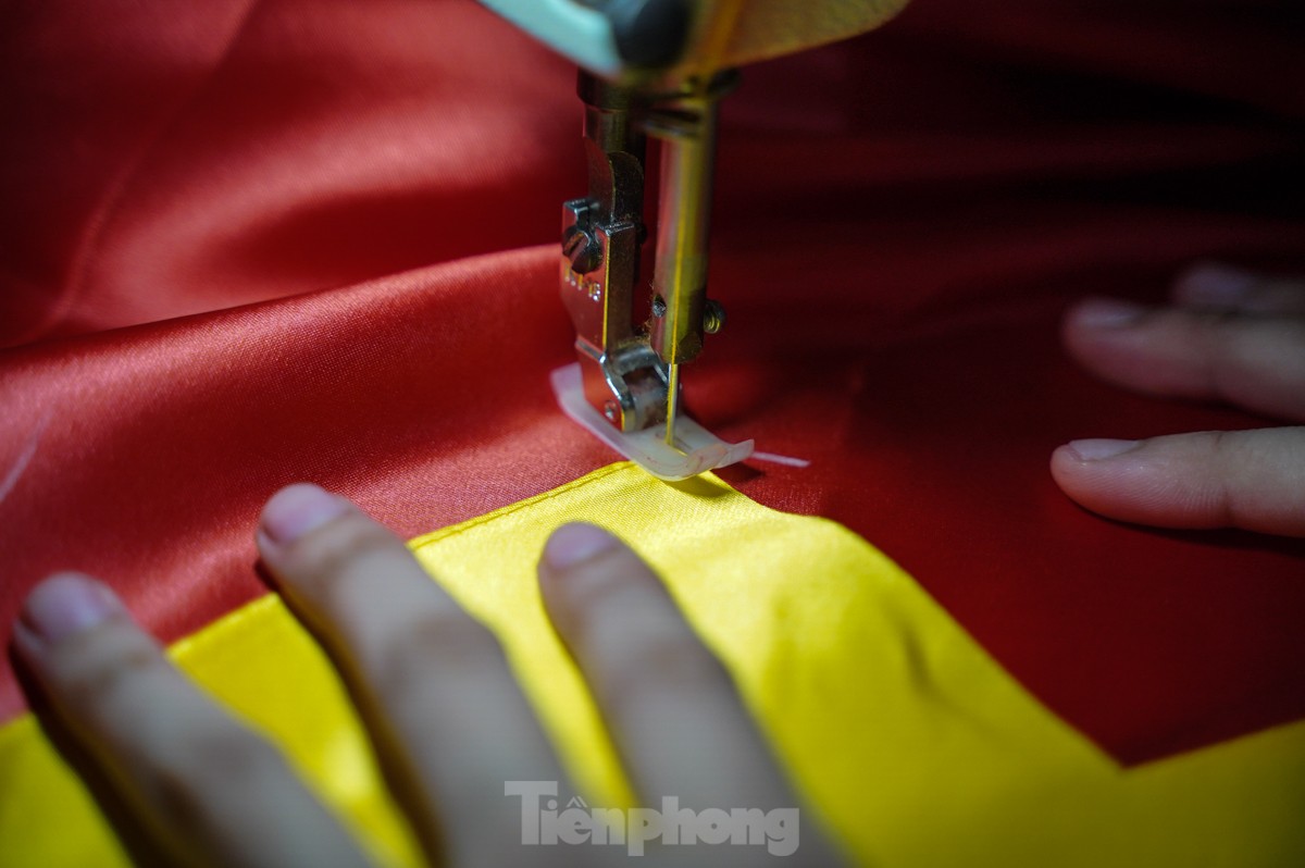 Làng nghề chuyên may, thêu cờ Tổ quốc tất bật trước ngày Quốc khánh 2/9 - Ảnh 20