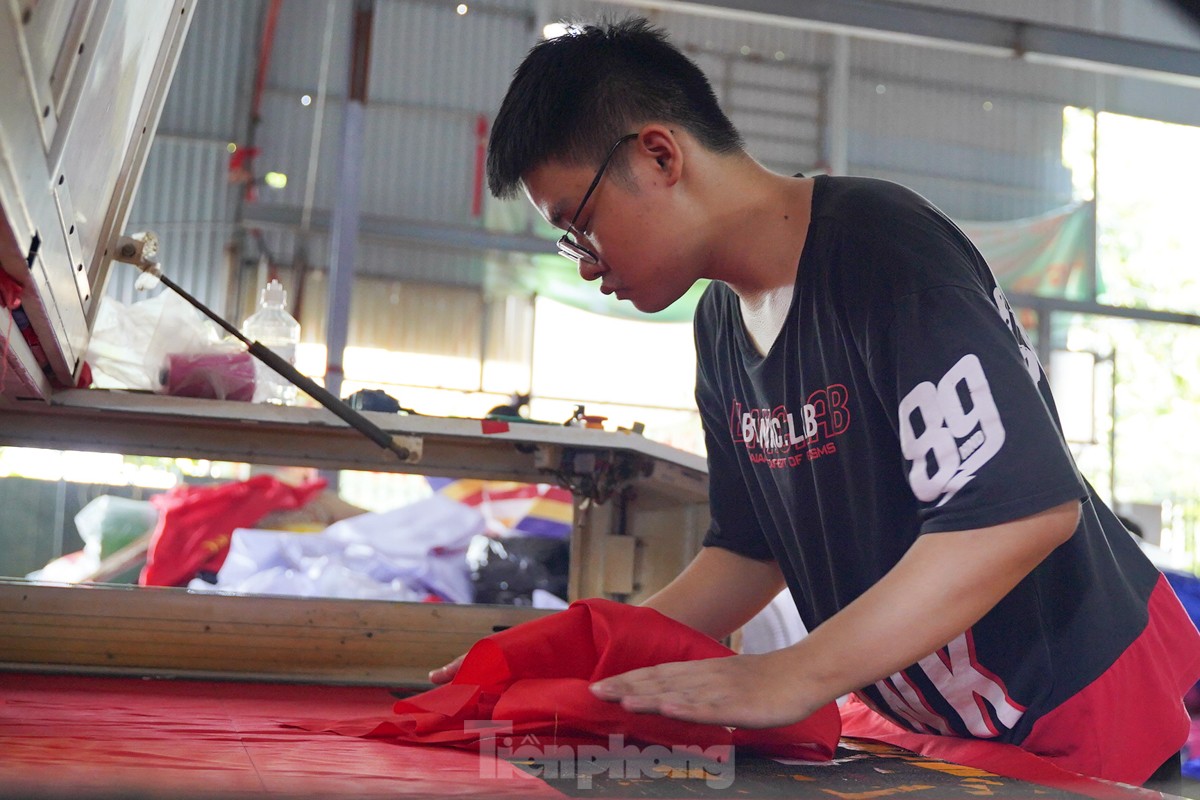 Làng nghề chuyên may, thêu cờ Tổ quốc tất bật trước ngày Quốc khánh 2/9 - Ảnh 10