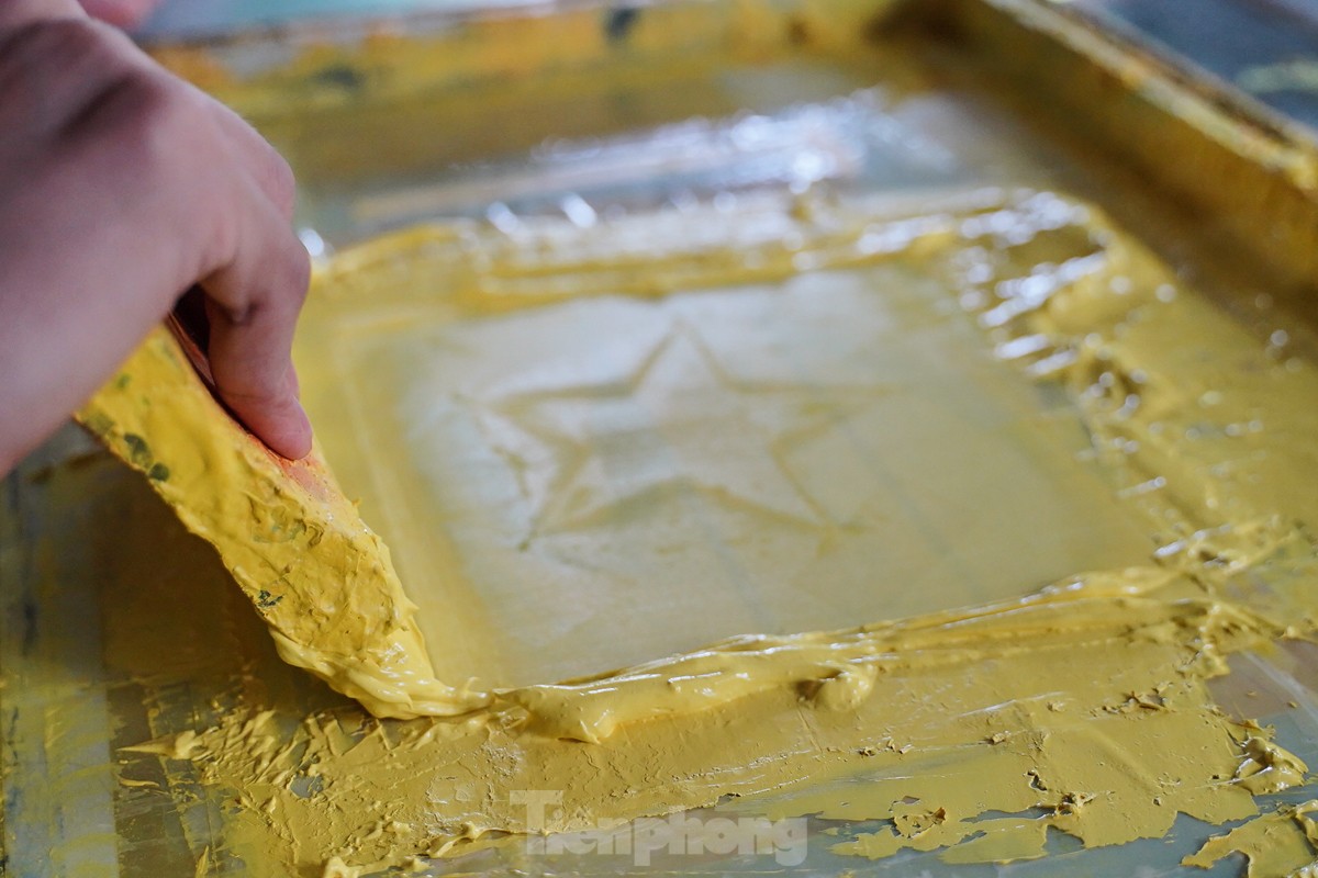 Làng nghề chuyên may, thêu cờ Tổ quốc tất bật trước ngày Quốc khánh 2/9 - Ảnh 14