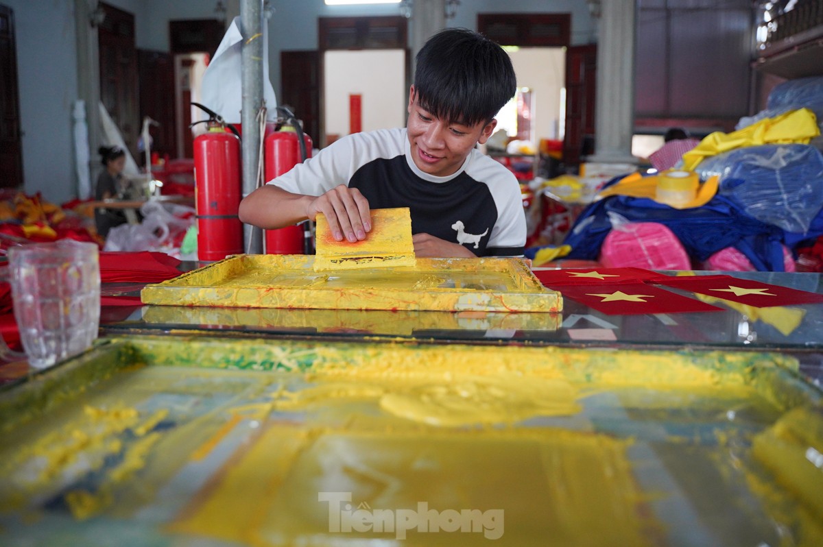 Làng nghề chuyên may, thêu cờ Tổ quốc tất bật trước ngày Quốc khánh 2/9 - Ảnh 13