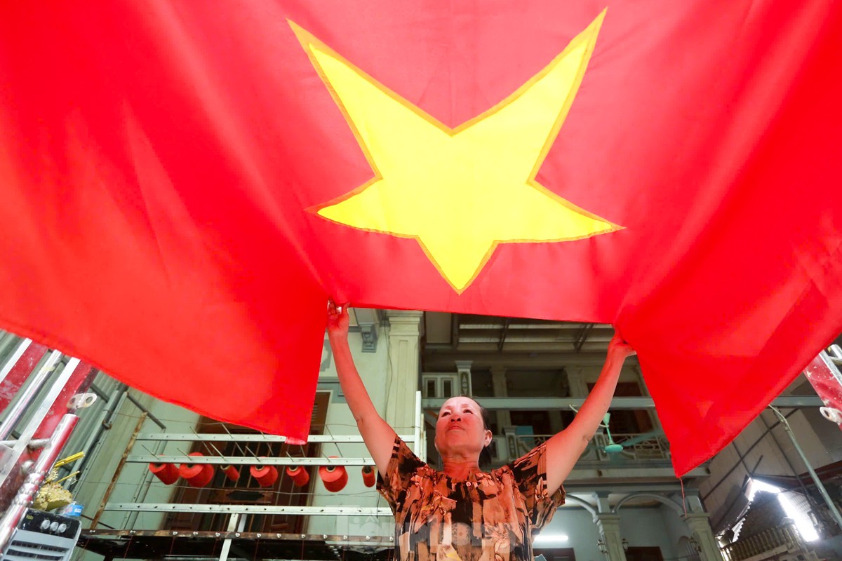 Làng nghề chuyên may, thêu cờ Tổ quốc tất bật trước ngày Quốc khánh 2/9 - Ảnh 1