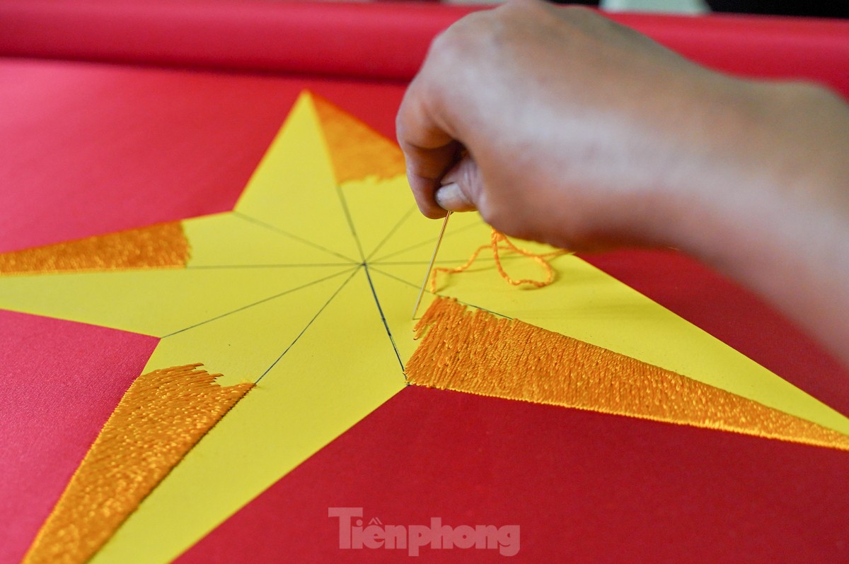 Làng nghề chuyên may, thêu cờ Tổ quốc tất bật trước ngày Quốc khánh 2/9 - Ảnh 8