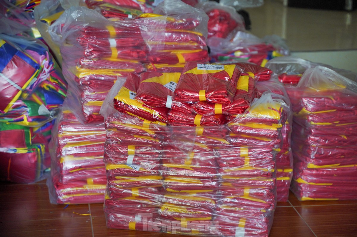 Làng nghề chuyên may, thêu cờ Tổ quốc tất bật trước ngày Quốc khánh 2/9 - Ảnh 19