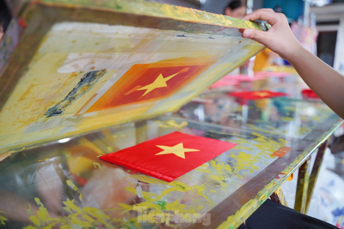 Làng nghề chuyên may, thêu cờ Tổ quốc tất bật trước ngày Quốc khánh 2/9 - Ảnh 15