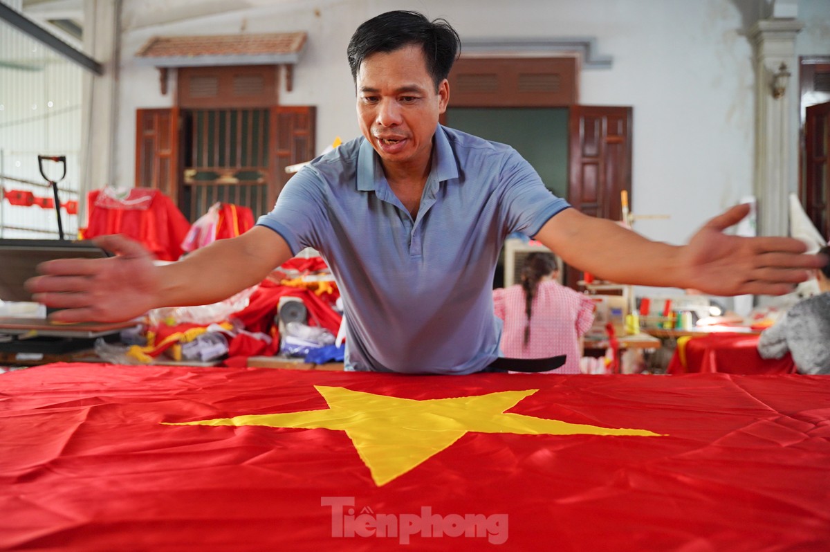Làng nghề chuyên may, thêu cờ Tổ quốc tất bật trước ngày Quốc khánh 2/9 - Ảnh 4