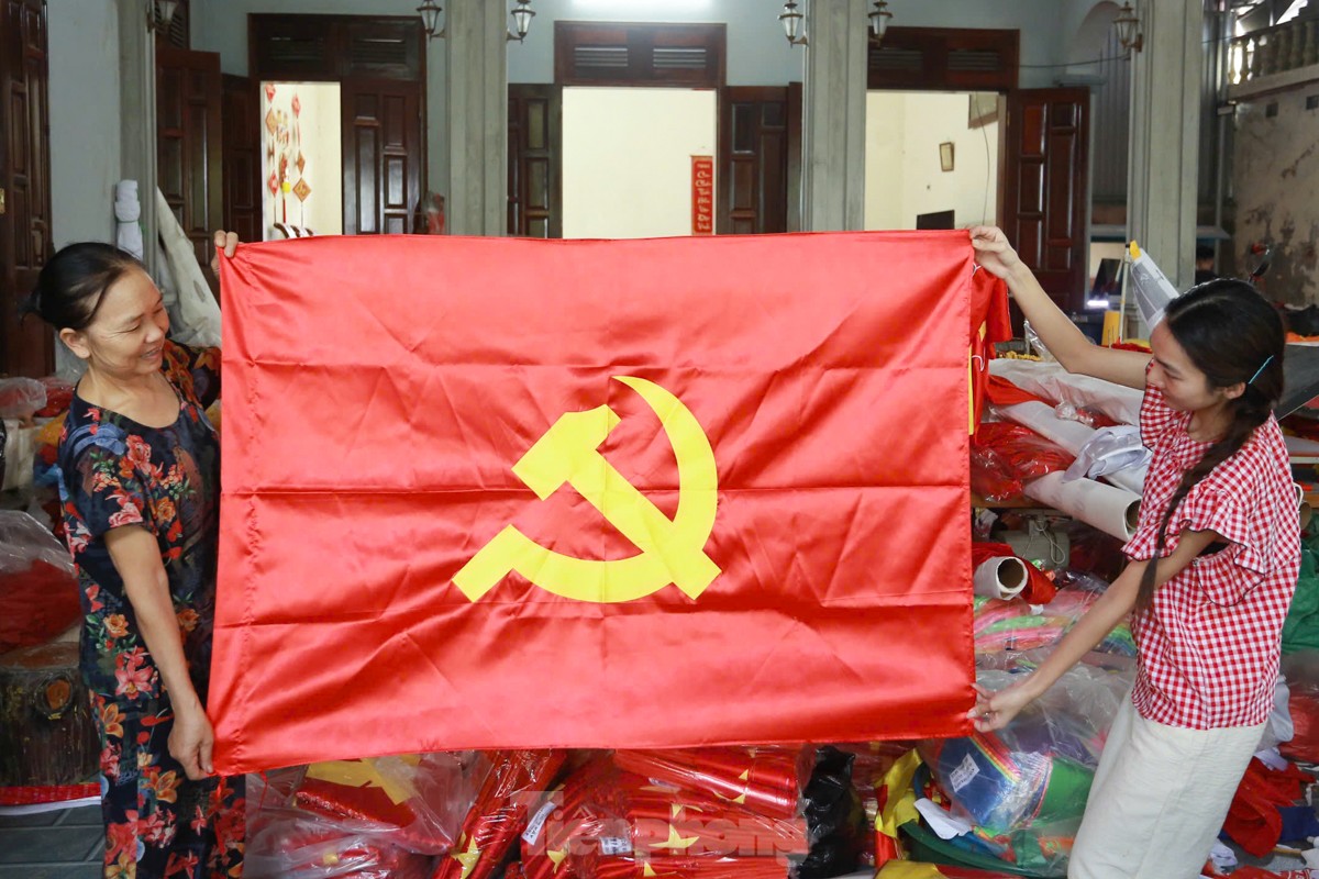 Làng nghề chuyên may, thêu cờ Tổ quốc tất bật trước ngày Quốc khánh 2/9 - Ảnh 17