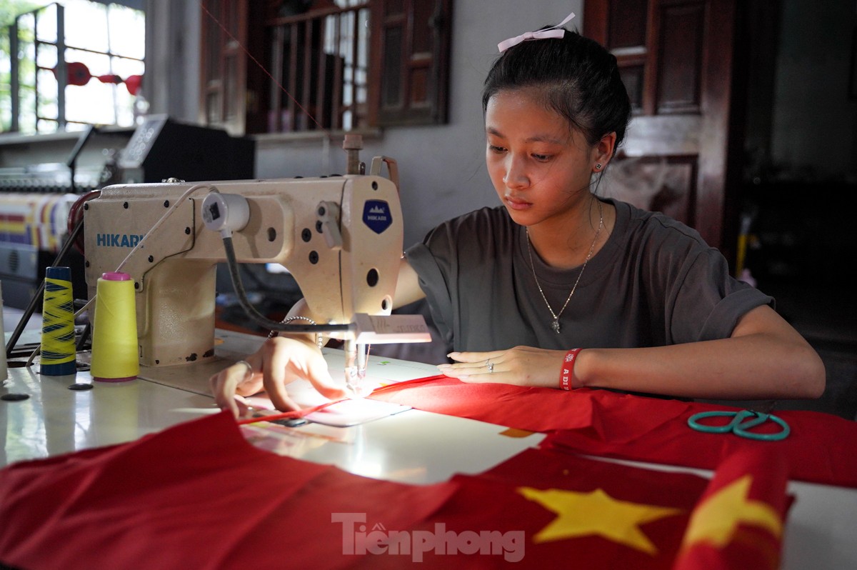 Làng nghề chuyên may, thêu cờ Tổ quốc tất bật trước ngày Quốc khánh 2/9 - Ảnh 2