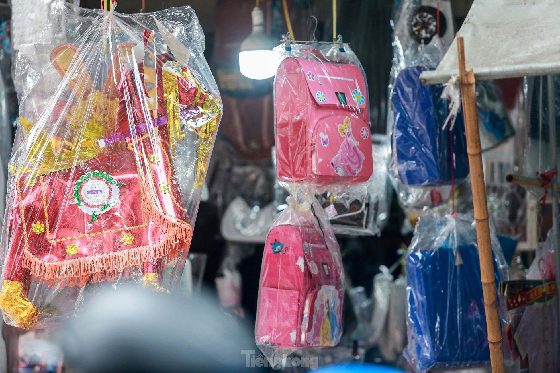 Bày la liệt 'nhà lầu, ô tô, hàng hiệu', phố vàng mã vẫn 'ế khách' sát ngày rằm tháng 7 - Ảnh 16