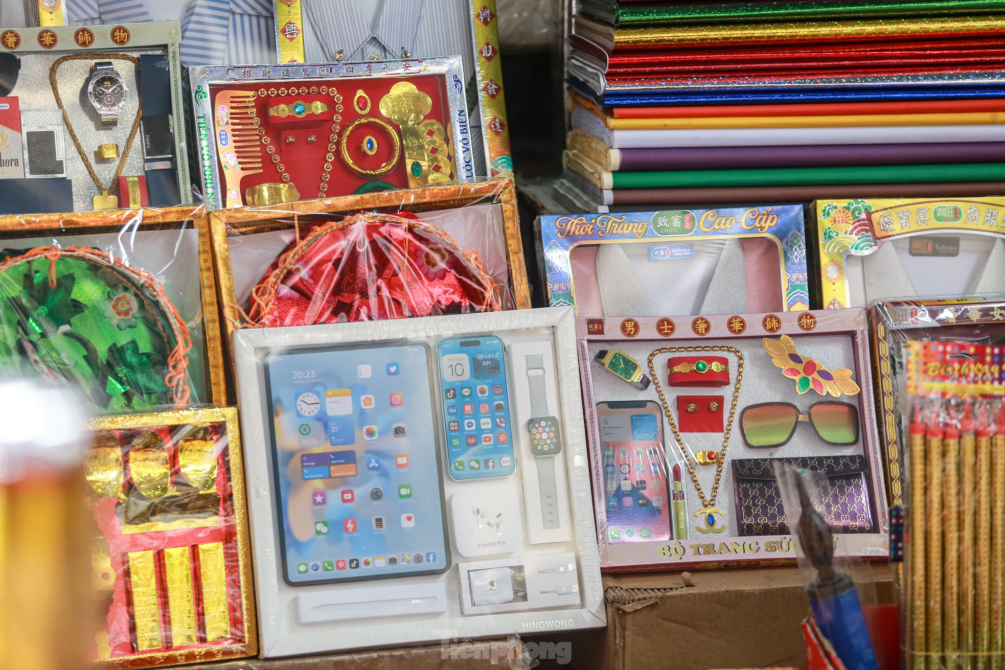 Bày la liệt 'nhà lầu, ô tô, hàng hiệu', phố vàng mã vẫn 'ế khách' sát ngày rằm tháng 7 - Ảnh 17