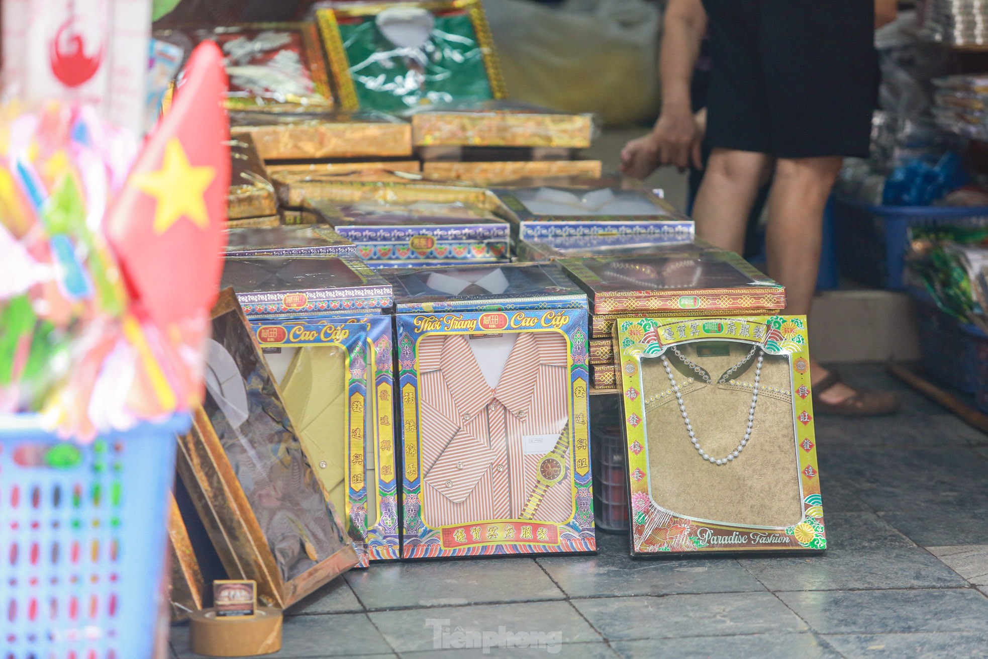 Bày la liệt 'nhà lầu, ô tô, hàng hiệu', phố vàng mã vẫn 'ế khách' sát ngày rằm tháng 7 - Ảnh 18