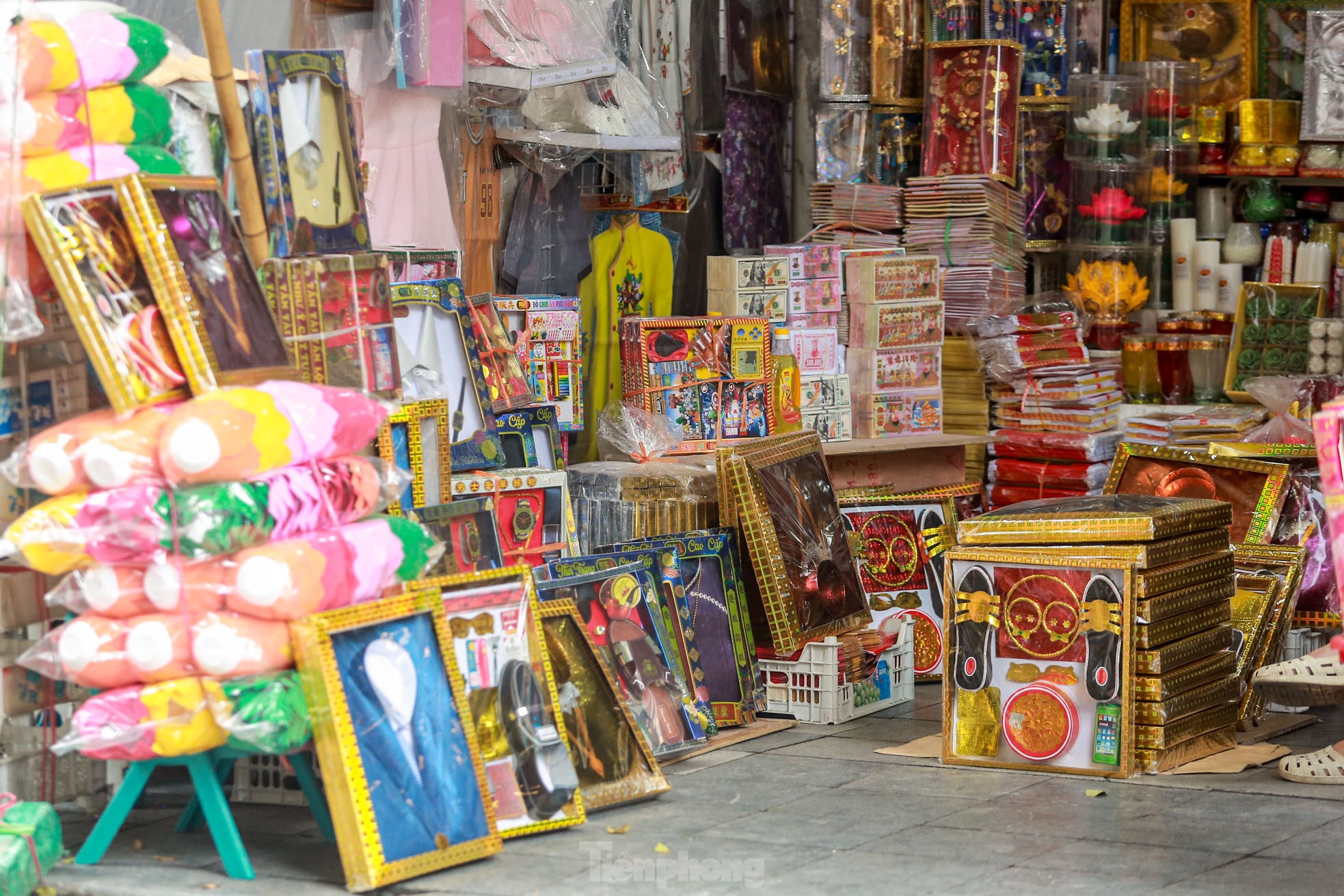 Bày la liệt 'nhà lầu, ô tô, hàng hiệu', phố vàng mã vẫn 'ế khách' sát ngày rằm tháng 7 - Ảnh 19