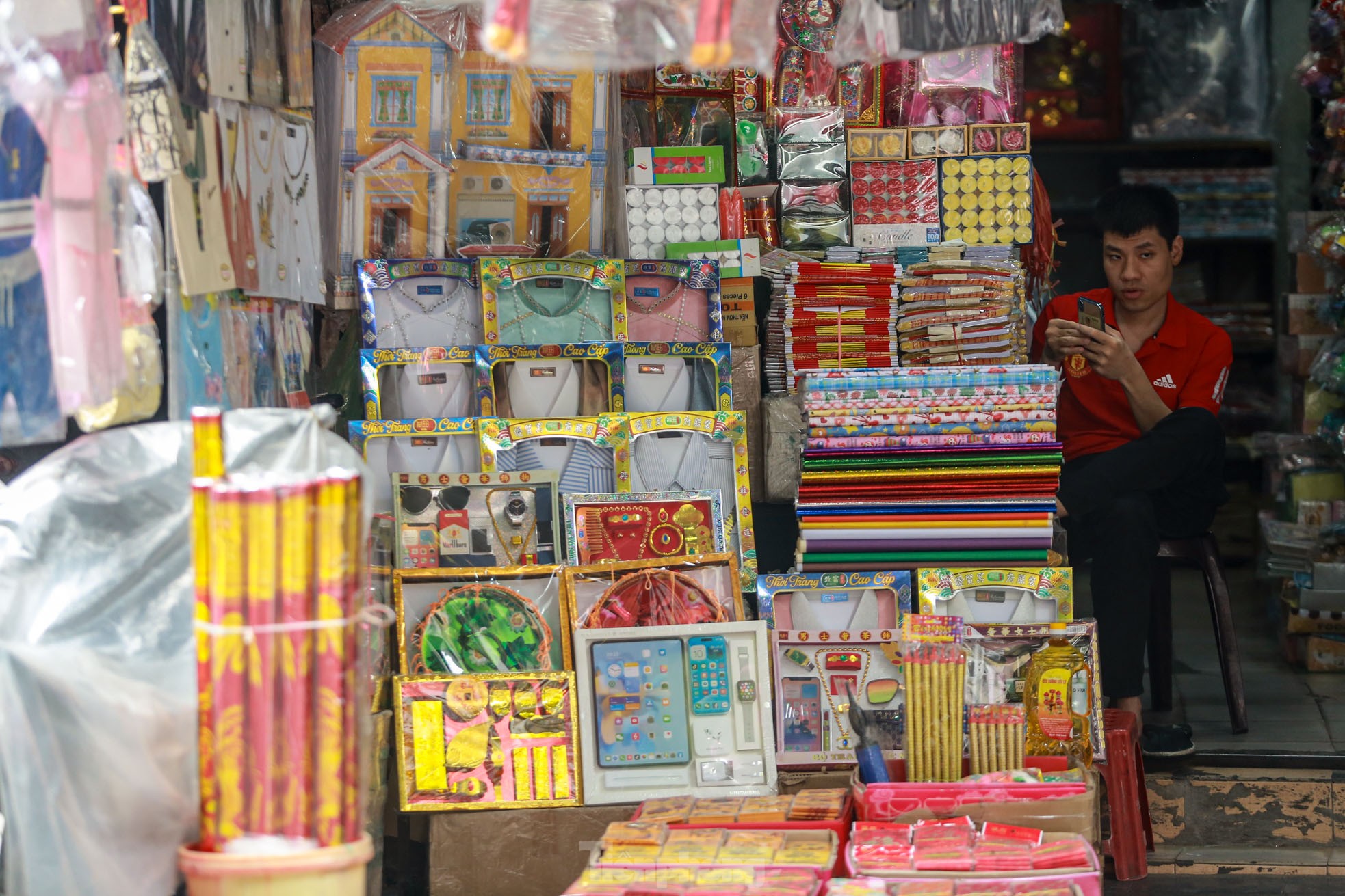 Bày la liệt 'nhà lầu, ô tô, hàng hiệu', phố vàng mã vẫn 'ế khách' sát ngày rằm tháng 7 - Ảnh 20